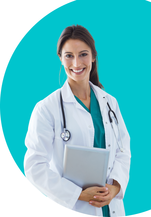 Médica sonriente, con bata y estetoscopio